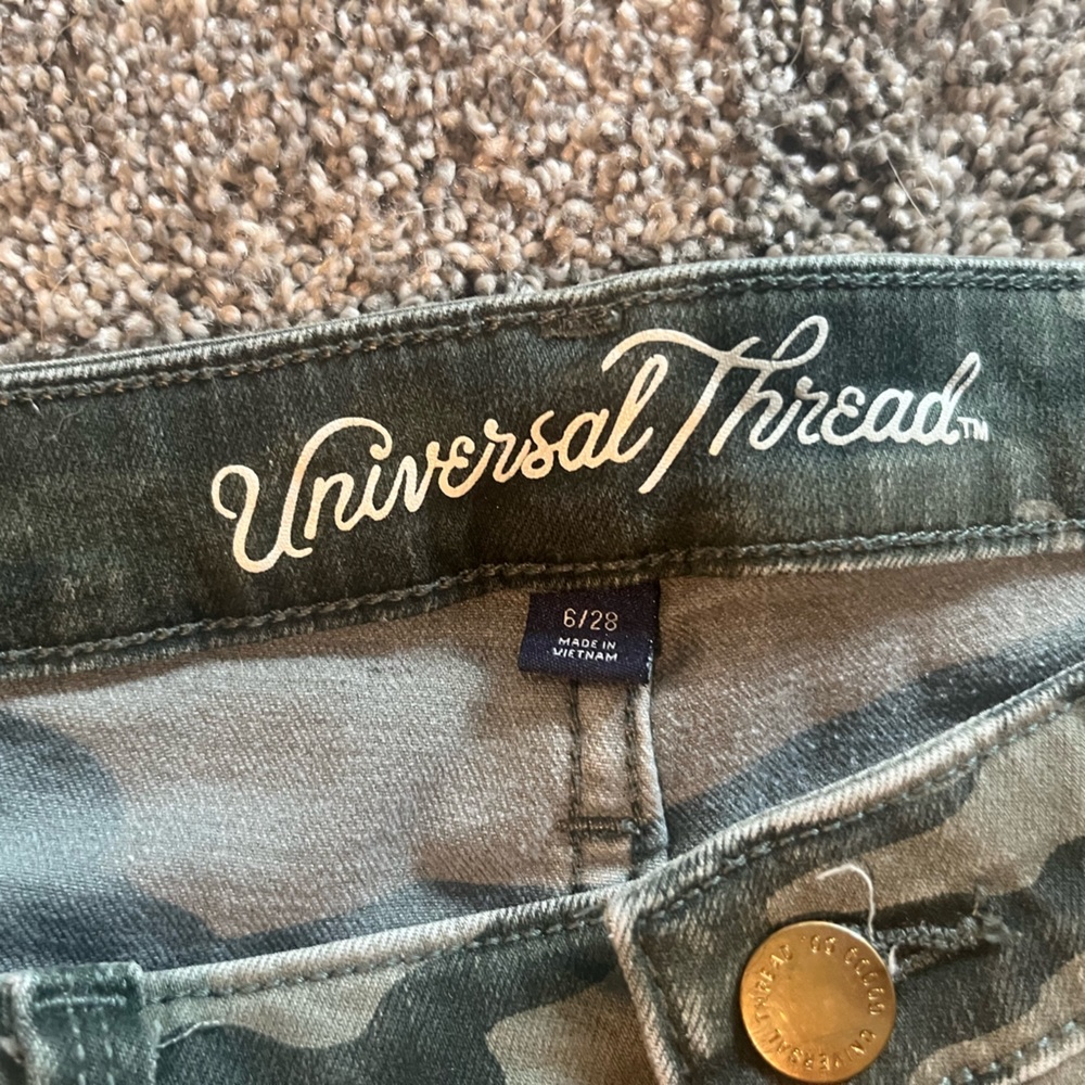Universal thread camp jean shorts size 28